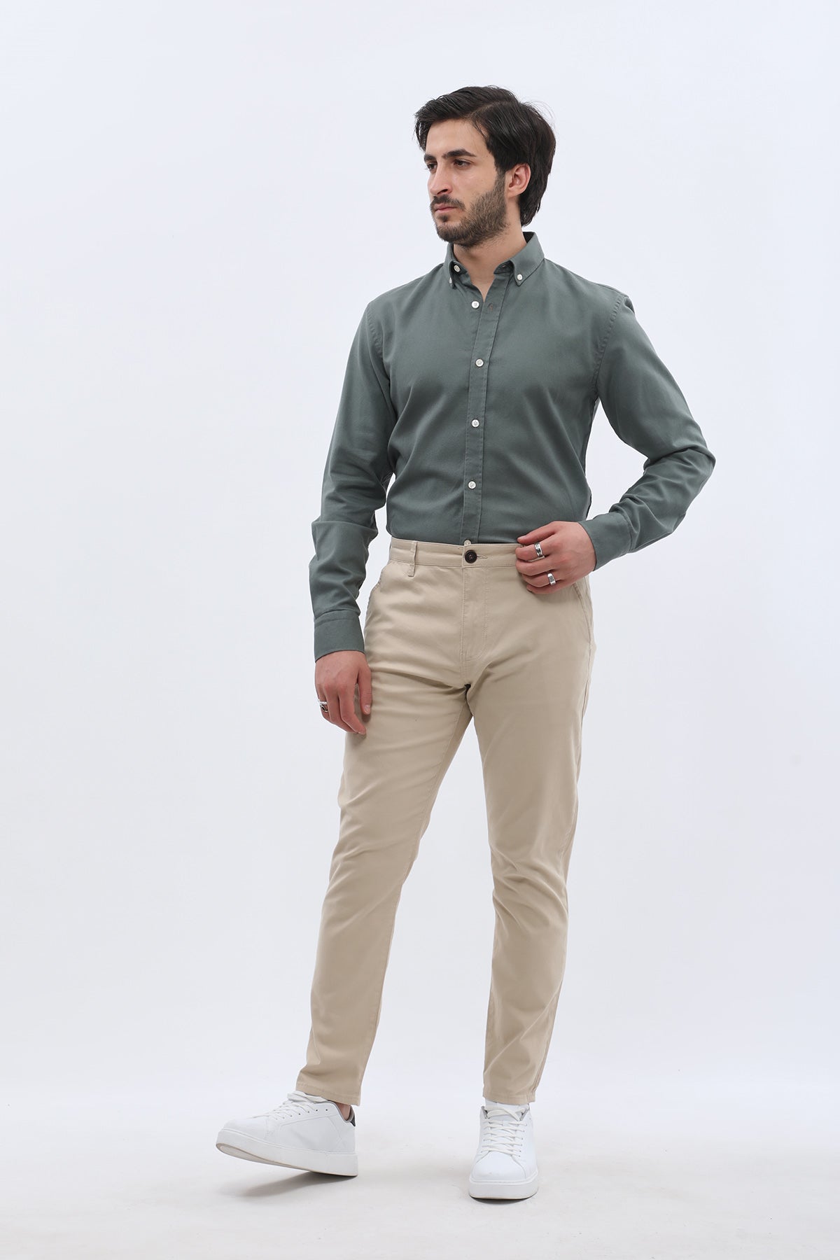 بنطال جينزبرو قطني بقصّة Slim Fit من تشينو - بيج